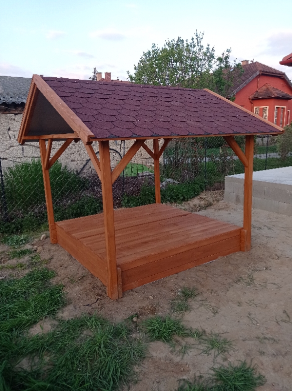 tetős fa homokozó